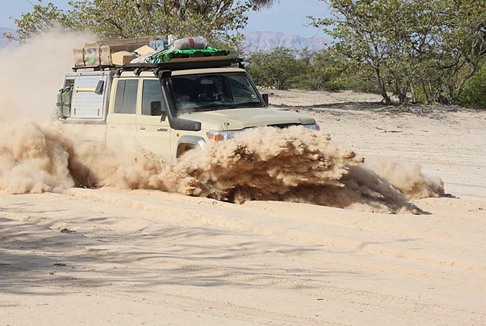 Namibië-Prive-begeleide-safari-in-konvooi-In-Convoy-HOANIB-riverbed